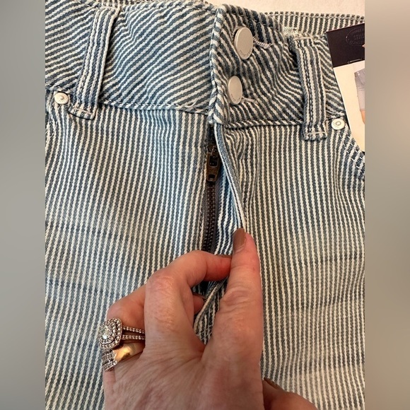 🎉Women’s Seven7 Bermuda Shorts Size 8 Pinstripes Denim NWT - Picture 3 of 9
